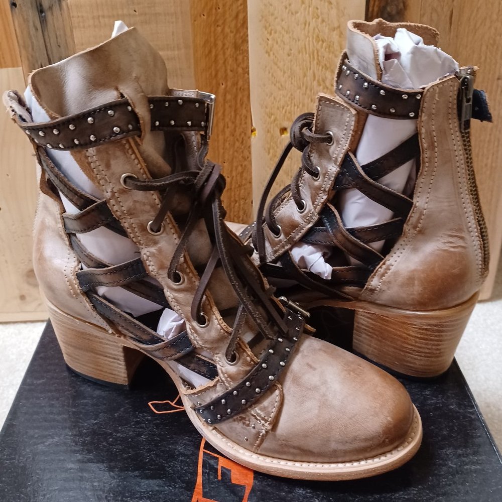 Freebird by Steven BNIB Cheyenne Taupe Multi Size 10